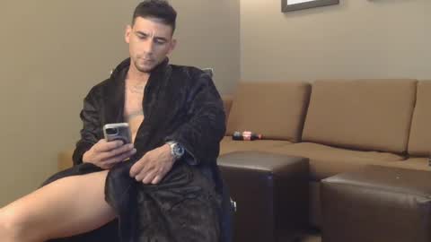 Snapshot of toomuchsmoke chatting on December 31, 2:40 am toomuchsmoke online show from December 31, 2:40 am