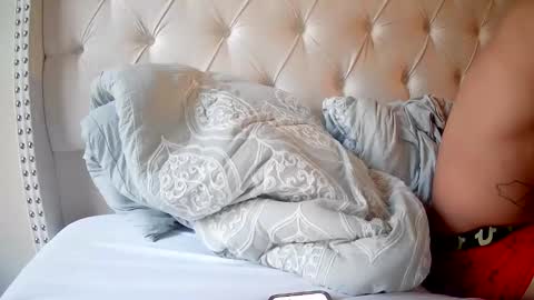 Snapshot of toomuchsmoke chatting on November 2, 12:40 pm toomuchsmoke online show from November 2, 12:40 pm