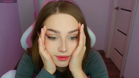 Snapshot of top_twins chatting on December 8, 3:21 am Yara online show from December 8, 3:21 am