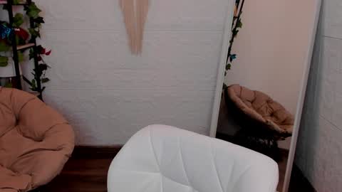 Snapshot of top_twins chatting on February 6, 11:54 am Yara online show from February 6, 11:54 am