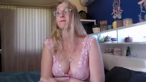 Snapshot of total_aussie_milfs chatting on June 21, 11:29 pm Milly online show from June 21, 11:29 pm