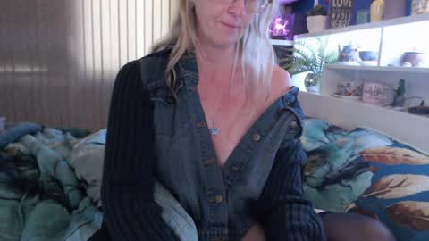 Snapshot of total_aussie_milfs chatting on July 14, 2:27 am Milly online show from July 14, 2:27 am