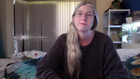Snapshot of total_aussie_milfs chatting on July 15, 12:49 am Milly online show from July 15, 12:49 am