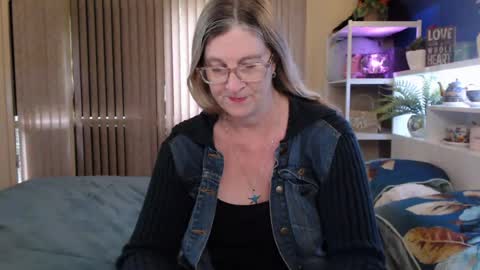 Snapshot of total_aussie_milfs chatting on July 22, 11:40 pm Milly online show from July 22, 11:40 pm