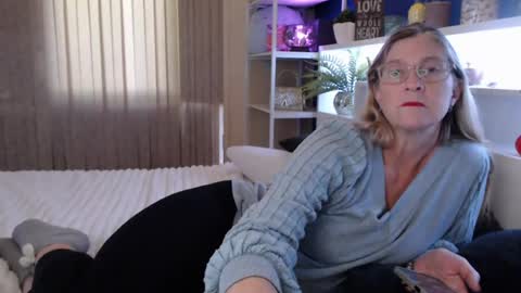 Snapshot of total_aussie_milfs chatting on July 24, 12:19 am Milly online show from July 24, 12:19 am