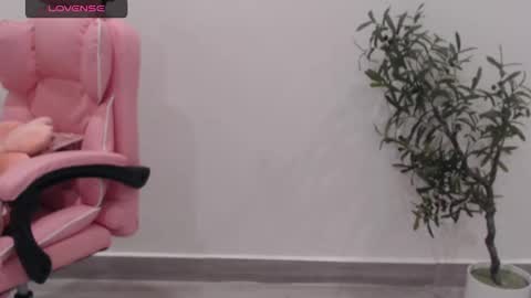 Snapshot of totoro_09 chatting on October 14, 3:51 am Angelina online show from October 14, 3:51 am