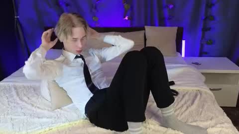 Max online show from November 25, 1:22 pm