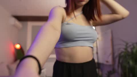 Snapshot of toxl chatting on February 25, 8:19 pm Bella online show from February 25, 8:19 pm