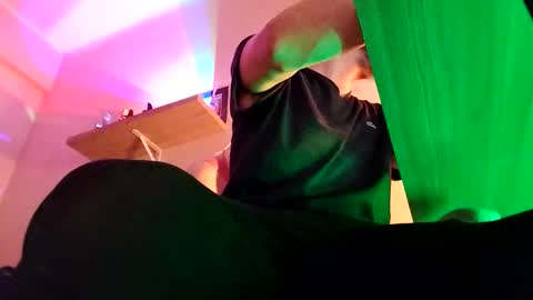 Snapshot of toyboysquirt chatting on November 30, 7:56 am toyboysquirt online show from November 30, 7:56 am