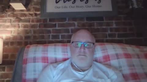 Snapshot of toyota1969 chatting on December 16, 12:26 am toyota1969 online show from December 16, 12:26 am