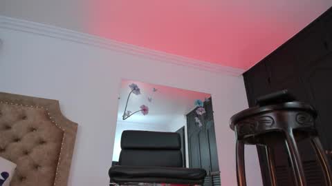 Juliana Giiraldo  online show from October 17, 7:05 pm