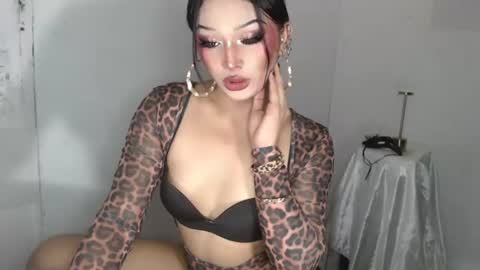 Snapshot of transbadassx chatting on July 21, 11:18 pm CLEOPATHRA online show from July 21, 11:18 pm