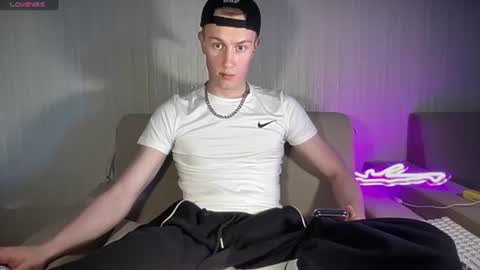 Travis online show from June 19, 9:02 am