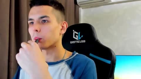 Snapshot of travisrivas chatting on February 19, 5:49 pm travisrivas online show from February 19, 5:49 pm