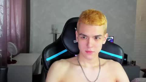 Snapshot of travisrivas chatting on March 8, 8:00 am travisrivas online show from March 8, 8:00 am