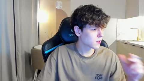 Snapshot of travisrivas chatting on October 10, 8:57 am travisrivas online show from October 10, 8:57 am