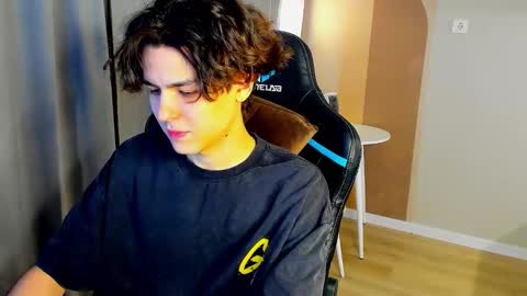 travisrivas online show from February 28, 4:02 am