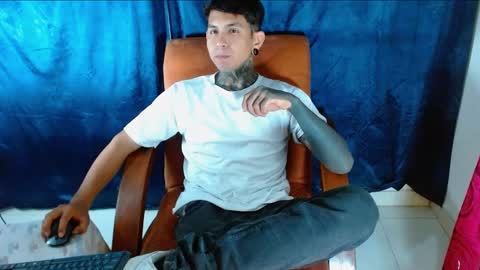 Snapshot of travistanner28 chatting on January 7, 1:59 am TRAV - INDEPENDENT MODEL online show from January 7, 1:59 am