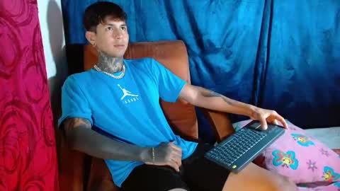 Snapshot of travistanner28 chatting on February 8, 10:19 pm TRAV - INDEPENDENT MODEL online show from February 8, 10:19 pm