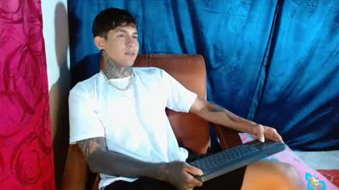 Snapshot of travistanner28 chatting on February 12, 9:54 pm TRAV - INDEPENDENT MODEL online show from February 12, 9:54 pm