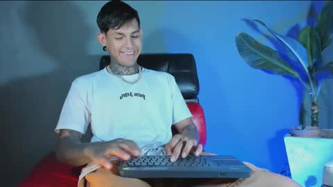 Snapshot of travistanner28 chatting on February 23, 7:28 pm TRAV - INDEPENDENT MODEL online show from February 23, 7:28 pm