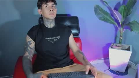 Snapshot of travistanner28 chatting on February 24, 1:46 am TRAV - INDEPENDENT MODEL online show from February 24, 1:46 am