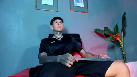 Snapshot of travistanner28 chatting on March 1, 1:11 am TRAV - INDEPENDENT MODEL online show from March 1, 1:11 am