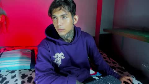 Snapshot of travistanner28 chatting on October 6, 2:20 am TRAV - INDEPENDENT MODEL online show from October 6, 2:20 am