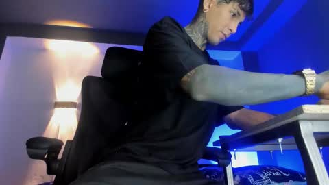 Snapshot of travistanner28 chatting on November 19, 9:59 pm TRAV - INDEPENDENT MODEL online show from November 19, 9:59 pm