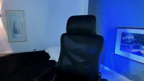 Snapshot of travistanner28 chatting on November 26, 2:23 am TRAV - INDEPENDENT MODEL online show from November 26, 2:23 am