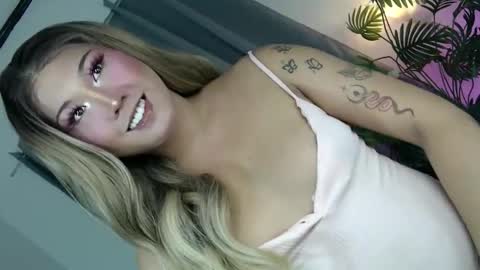 Snapshot of treatmelikeababe chatting on May 14, 9:27 am YOUR SLUT online show from May 14, 9:27 am