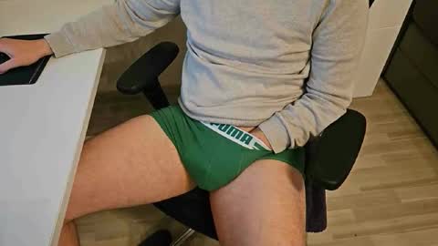 tree1989 online show from December 6, 9:46 pm