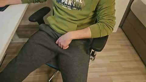 tree1989 online show from January 5, 7:49 pm