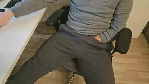 tree1989 online show from February 7, 9:04 pm