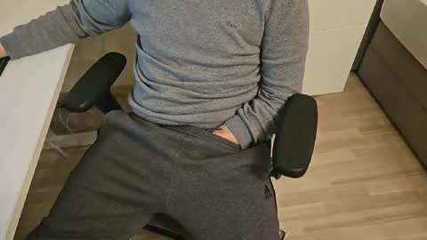 tree1989 online show from February 8, 6:33 pm