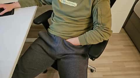 tree1989 online show from February 10, 6:24 pm