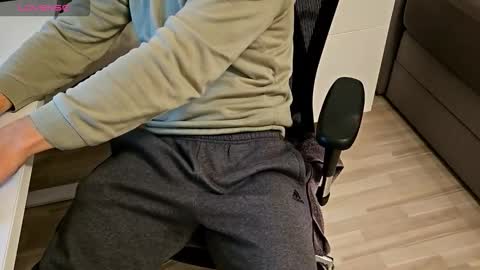 tree1989 online show from October 4, 6:06 pm