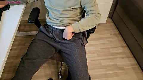 tree1989 online show from November 16, 7:41 pm