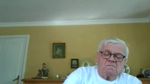 Snapshot of trekbeestje1 chatting on April 24, 8:17 am trekbeestje online show from April 24, 8:17 am