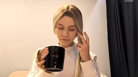 Snapshot of tressamarshbanks chatting on October 23, 6:39 pm Alice online show from October 23, 6:39 pm