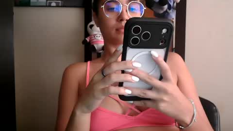 triana_bell online show from July 8, 5:50 pm