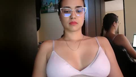 triana_bell online show from July 22, 9:17 pm