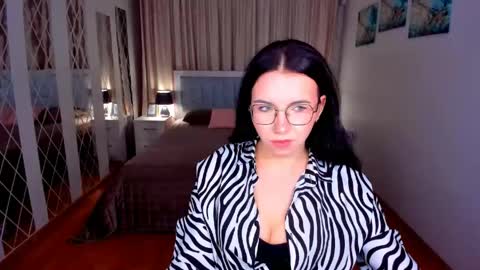 TriciaDaisy online show from May 11, 3:18 pm