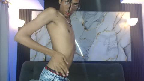Snapshot of triiangel_latinboy chatting on April 28, 2:49 am Johan online show from April 28, 2:49 am