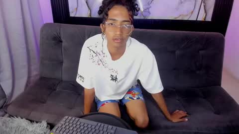 Snapshot of triiangel_latinboy chatting on May 25, 12:22 pm Johan online show from May 25, 12:22 pm
