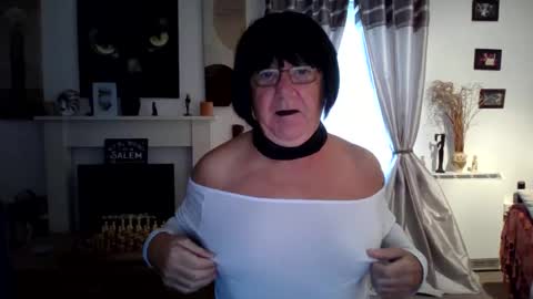 Snapshot of trinity1011 chatting on October 1, 6:52 am trinity1011 online show from October 1, 6:52 am