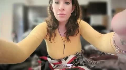 Snapshot of trinityxsecret chatting on January 6, 8:18 pm MadisonMontgomery online show from January 6, 8:18 pm