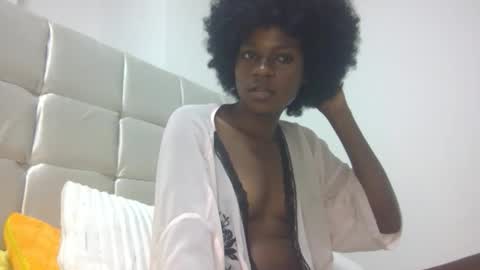 trishaelliee online show from April 22, 10:11 pm