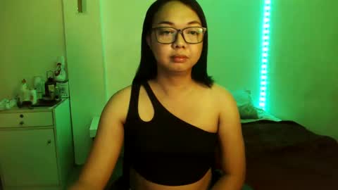 Snapshot of trishakera chatting on March 5, 7:06 pm trisha online show from March 5, 7:06 pm