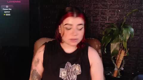 Snapshot of trixxiee_ chatting on December 14, 2:45 am trixxiee_ online show from December 14, 2:45 am